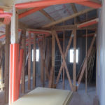 内部は大工さんが壁・天井下地工事、断熱材業者さんが断熱工事の準備・吹込みを施工しています。