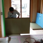 中の住設工事がほぼ落ち着くと床や木部塗装の工事が入り、 建具の取り付け作業
