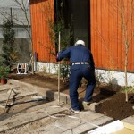 外部では庭師さんが連日、造園工事に大忙しで、 床暖房設備の業者さんが裏で作業中。