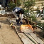 外部では庭師さんが連日、造園工事に大忙しで、 床暖房設備の業者さんが裏で作業中。