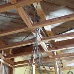 現場では棟梁が天井・壁を張る前に電気配線工事。 ある程度の位置まで配線を持ってきて、お施主様との電気配線・照明器具が決定次第次にかかります。