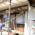 大工さんはその合間に縁側の天井・床板張りや他の部屋の解体を進めます。