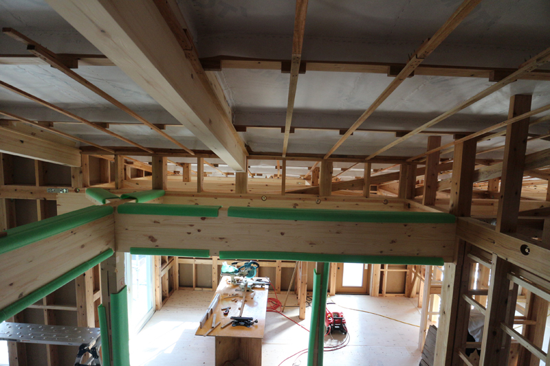 屋根垂木（屋根を支えている下地材）の室内側に透湿防水シートを張り、  断熱材の厚み分の木下地を造っていきます。