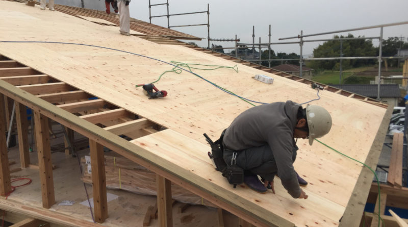 2日目は、屋根下地工事です。 屋根を支える部材を取り付けて、構造用の合板を張っていきます。 無事、屋根の防水用ルーフィングまで終わりました。