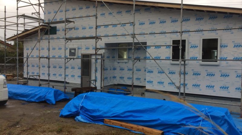 並行して、屋根・外壁工事も進んでいきます。 屋根はガルバリウム鋼板、外壁はガルバリウム鋼板と杉板張りとサイディング塗装仕上げの組み合わせです。