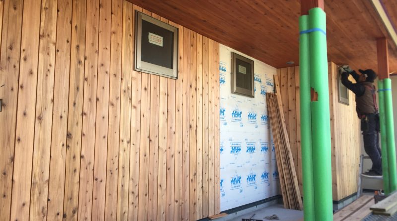 並行して、屋根・外壁工事も進んでいきます。 屋根はガルバリウム鋼板、外壁はガルバリウム鋼板と杉板張りとサイディング塗装仕上げの組み合わせです。