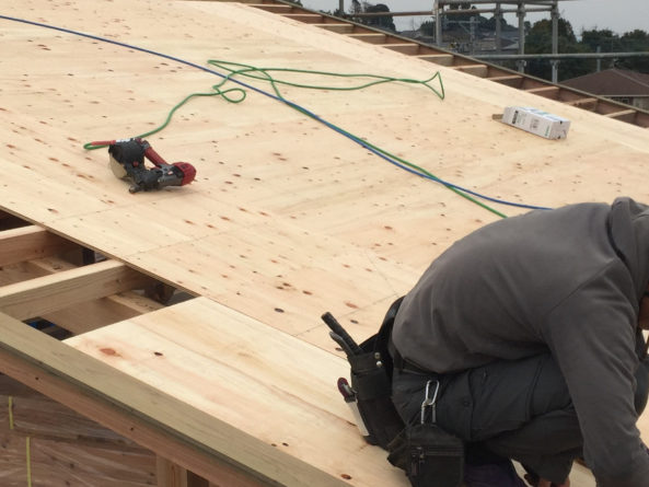 2日目は、屋根下地工事です。 屋根を支える部材を取り付けて、構造用の合板を張っていきます。 無事、屋根の防水用ルーフィングまで終わりました。